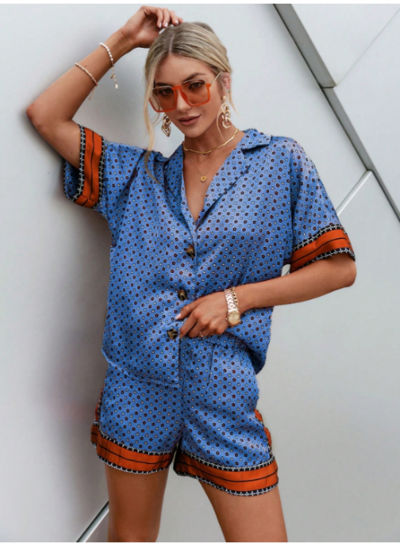 مجموعة ملابس قطعتين للمرأة - مطابقة أعلى وقصيرة لمظهر أنيق